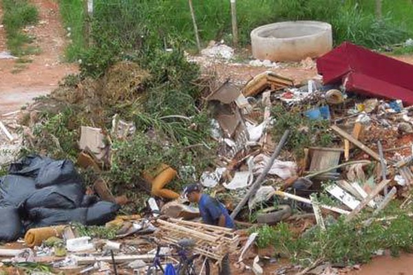 Patenses ignoram áreas de despejo e sujam a cidade com lixo e entulho