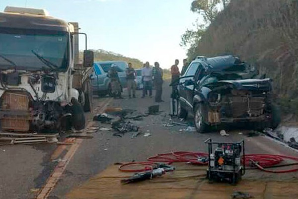 Médica morre ao bater de frente com caminhão em tentativa de ultrapassagem proibida na MG188