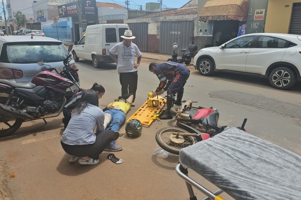 Condutor sofre fratura exposta em batida de motos na esquina da rua Prefeito Camundinho com Ouro Preto