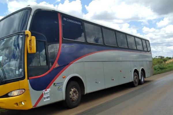 Polícia Militar Rodoviária intercepta ônibus de transporte irregular e motorista acaba preso em São Gotardo