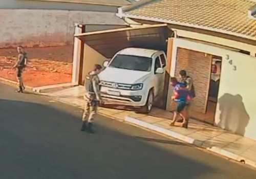 Homem que invadiu casa da ex com caminhonete vai responder por 7 crimes em Rio Paranaíba