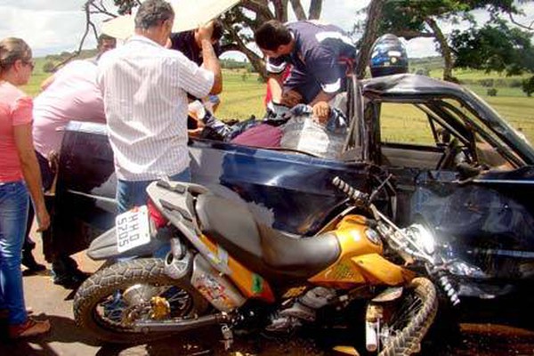 Três pessoas ficam feridas em grave acidente com carro e moto na MGC 354