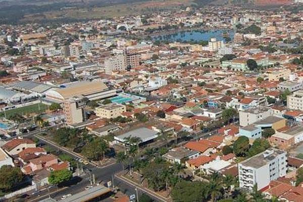 Turistas têm de enfrentar o mau cheiro de fezes e urina de suínos para curtir a Fenamilho