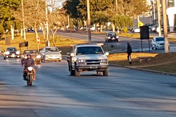 Pedestres enfrentam longa espera e risco de atropelamento para atravessar a Avenida JK