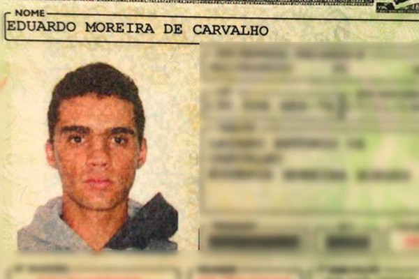 Motociclista de 24 anos morre e passageira fica gravemente ferida após baterem em árvore