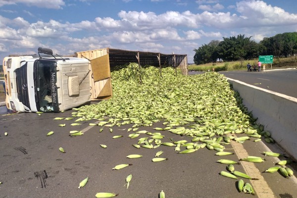 Motorista fica ferido após carreta carregada de milho tombar no Trevo da Pipoca