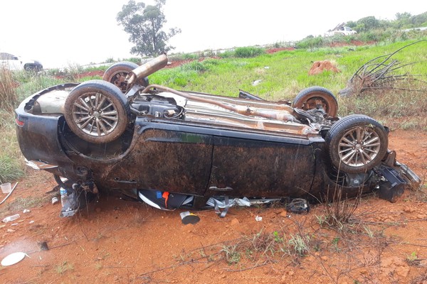 Carro para com as rodas para o alto em acidente durante chuva na BR 146, em Patos de Minas