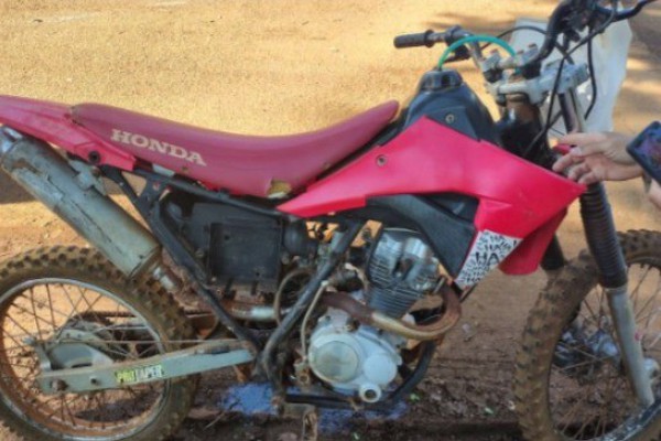 Homem é preso em moto furtada após acidente com caminhonete no Arraial dos Afonsos