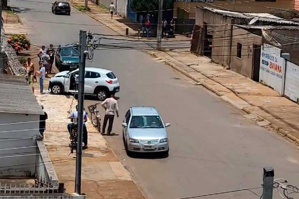 Carro vai parar em muro de residência após avanço de parada e bebê de um ano fica ferida em Patos de Minas