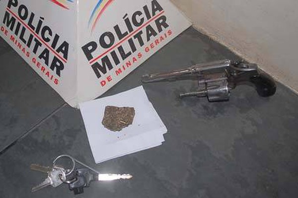 PM apreende arma de fogo com dupla no Centro de Patos de Minas