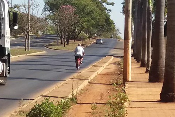 Com ciclovias tomadas por mato, buracos e sujeira, ciclistas enfrentam o perigo na avenida J.K