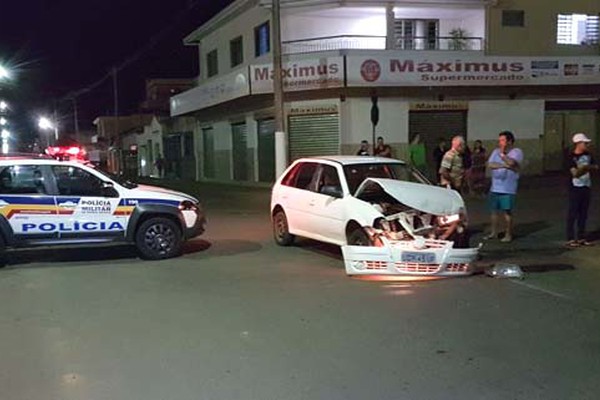 Motorista avança parada, bate violentamente em outro carro e ocupantes fogem