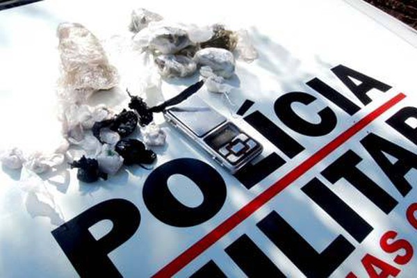 Com a ajuda de cães farejadores, PM encontra droga em casa abandonada