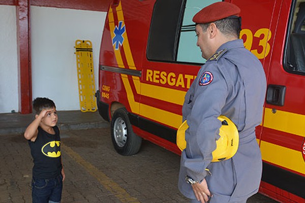 Apaixonado pelo Corpo de Bombeiros, garotinho realiza o sonho de conhecer o Batalhão