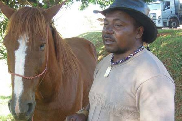 Cowboy solitário viaja 1600 quilômetros a cavalo para voltar à terra natal