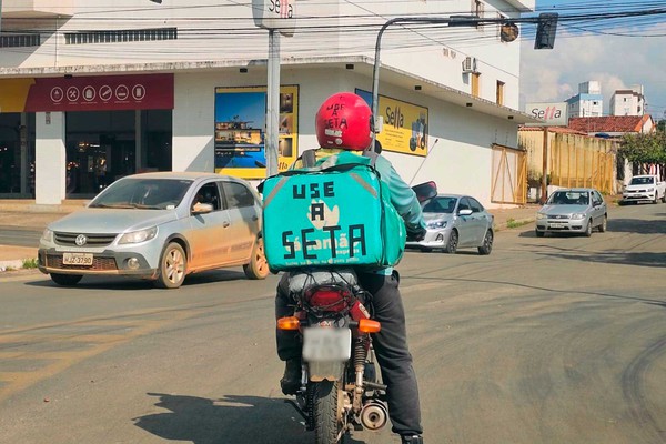 Cansado de motoristas que não dão seta, motociclista deixa recado em sua caixa de entrega