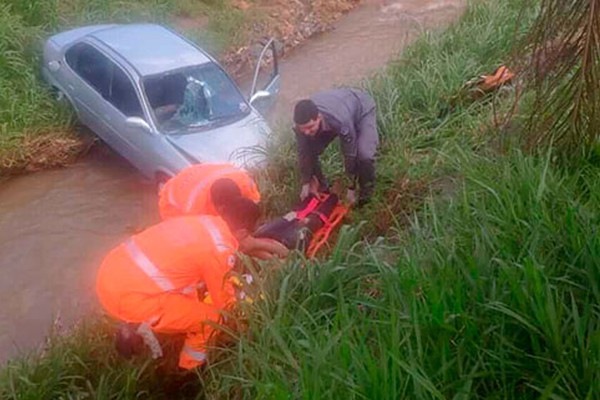 Carro com criança e duas mulheres cai dentro do Monjolo e mobiliza resgate em Patos de Minas