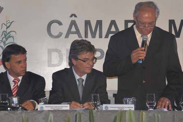 Por 9 votos a 8, Otaviano Marques é eleito o presidente da Câmara Municipal