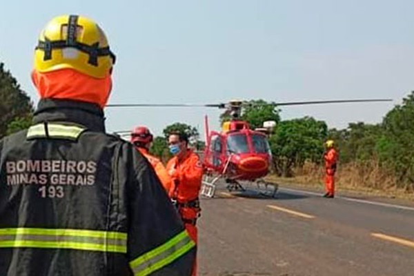 Helicóptero do Corpo de Bombeiros pousa no meio da BR 452 para socorrer vítima de acidente