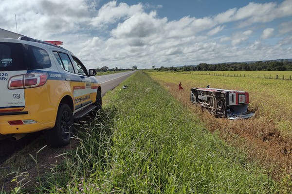 Ambulância do SAMU vai parar tombada em meio a plantação de soja após tentativa de desviar de carreta na BR146