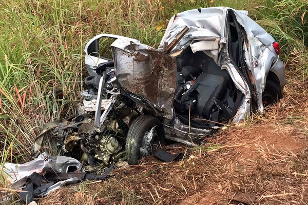 Batida frontal entre carro e carreta mata estudante de direito de 22 anos na BR 365, em Patos de Minas