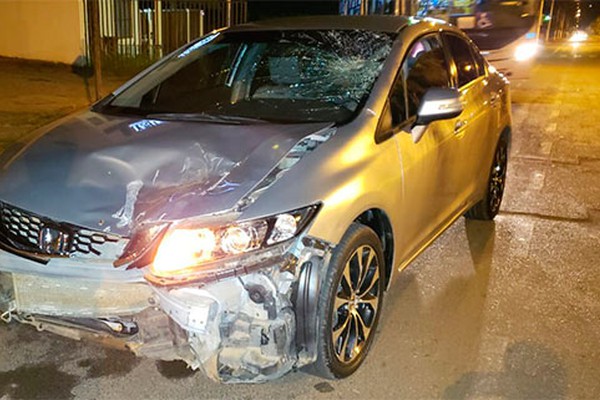 Condutor inabilitado para na faixa de pedestre e é atropelado por carro na avenida  Marabá