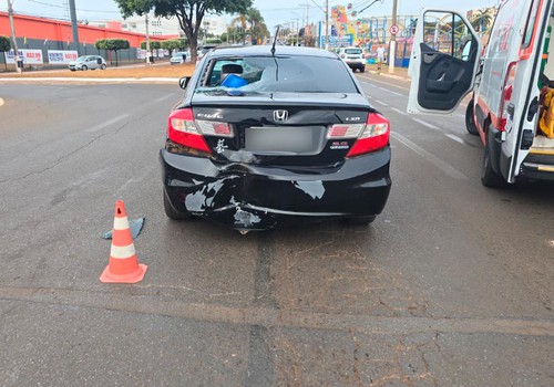 Motociclista bate na traseira de carro em rotatória na Avenida Marabá e casal fica ferido