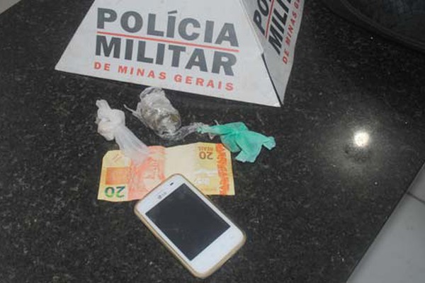 Jovem e menor acabam na delegacia com crack e maconha após mentirem para policiais