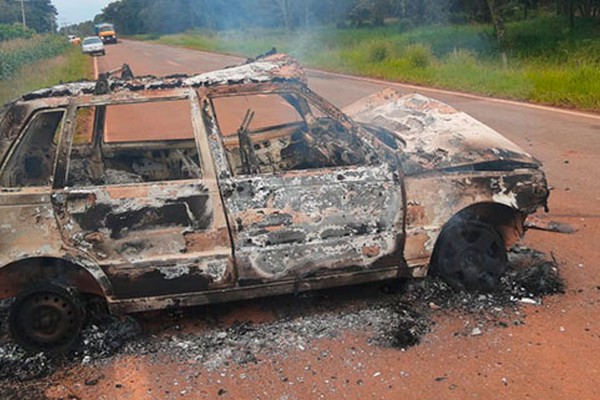 Após acidente com 3 veículos, motorista volta com arma de fogo, ameaça envolvidos e ateia fogo em carro