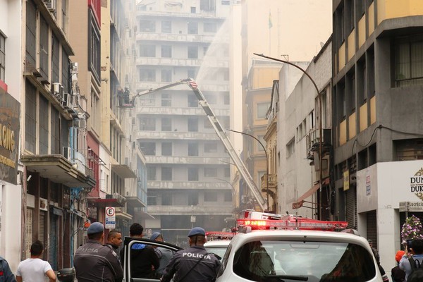 Edifício que pegou fogo no centro de São Paulo será demolido