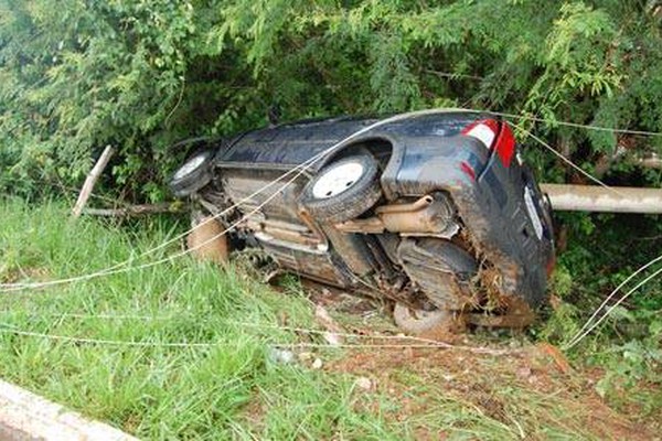 Carro com adolescente na direção arranca poste e para dentro de mata 