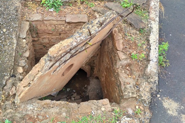 Bueiro com tampa quebrada há meses vira armadilha para moradores em Patos de Minas