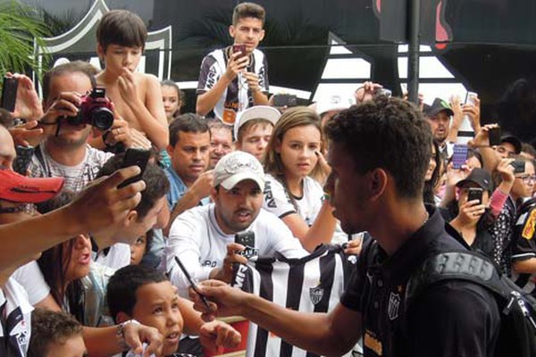 Com força máxima, Atlético tem recepção calorosa na chegada a Patos de Minas