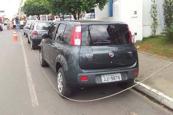 Fio de alta tensão estoura e cai em cima de carros na principal rua de Patos de Minas