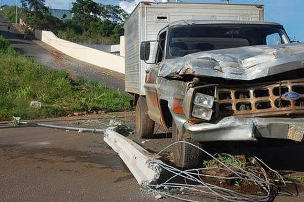 Caminhonete desgovernada arranca poste e para a metros do Córrego do Monjolo