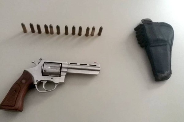 Após denúncia, PM apreende revolver, arma de fabricação caseira e dois acabam presos em Tiros