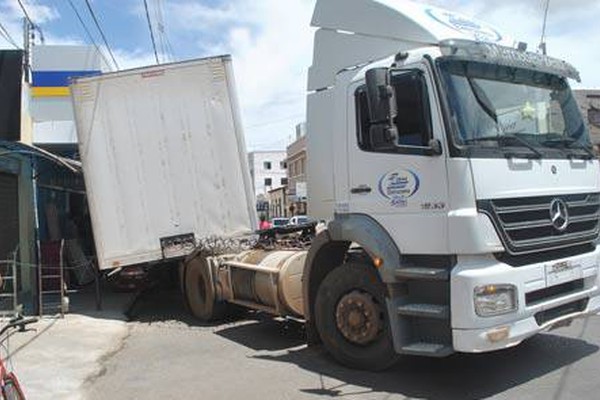 Enorme carreta desprende de cabine e tomba em cima de placa no Centro da cidade