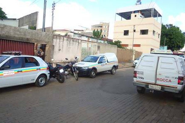 PM encontra balança de precisão e dois papagaios em casa no bairro lagoinha