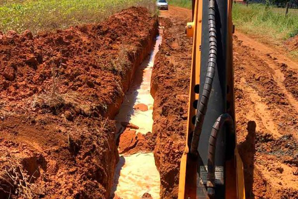 Prefeitura abre valetas para diminuir atoleiros na estrada entre Santana de Patos e Lagoa Formosa