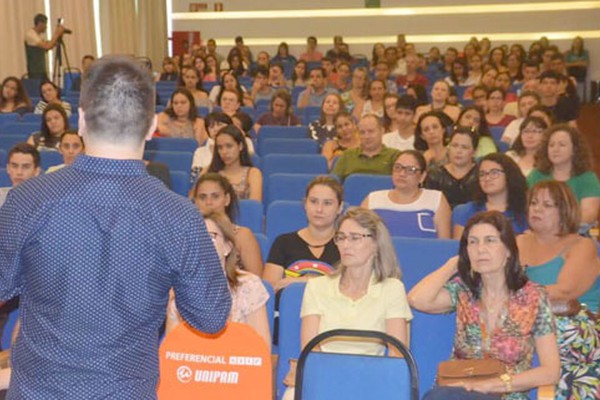 Unipam apresenta estrutura, sistema e material didático do Ensino Médio para pais e futuros alunos 