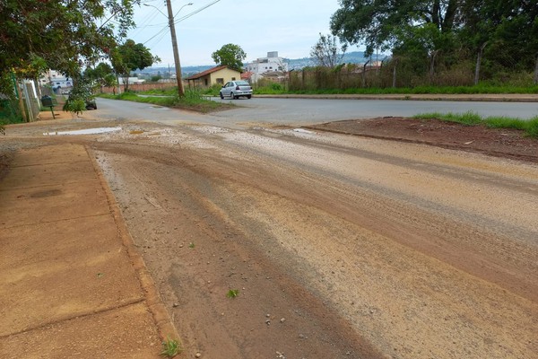 Moradores do bairro Céu Azul reclamam de sujeira que há anos toma conta da rua de acesso