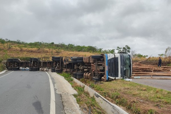 Tritrem com toras de eucaliptos tomba na BR 146 e obstrui rodovia por mais de 10 horas