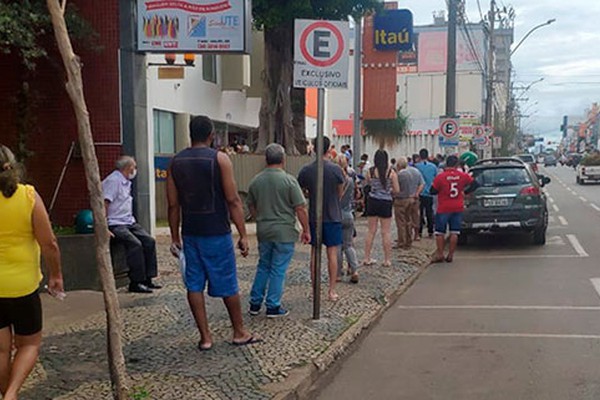 Casos de cororavírus estão dentro do esperado, mas aglomerações nos bancos preocupam