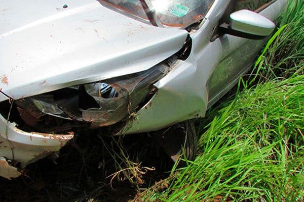 Condutora tenta pegar objeto enquanto dirigia e se choca contra barranco na MG410