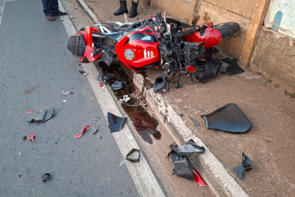 Condutor salta da moto para não bater em ônibus da Pássaro Branco, mas acaba ferido