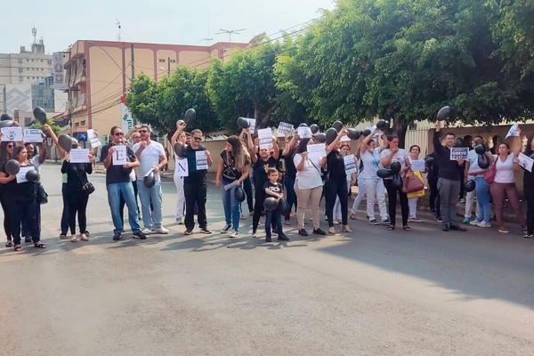 Profissionais de enfermagem param por 24 horas e fazem manifestação pelo piso salarial