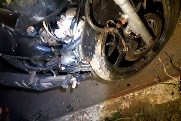 Motociclista sem CNH bate em carro parado na MG 235 e sofre fraturas em ossos da perna