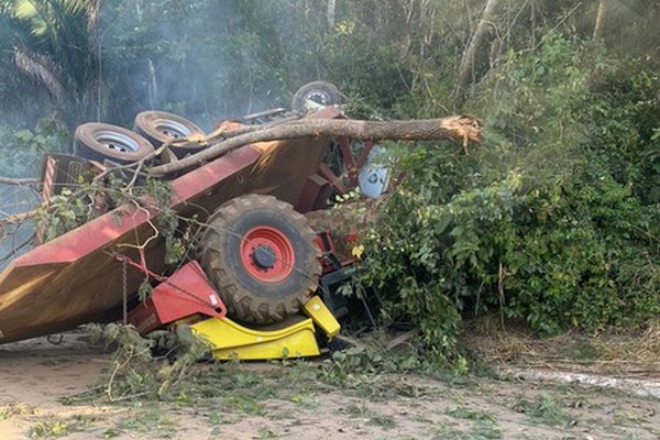 Caminhão capota na MGC 354 e passageiro fica preso entre as ferragens