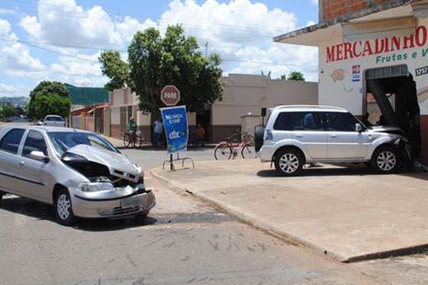 Condutora sente mal, bate em veículo e só para na parede de mercadinho