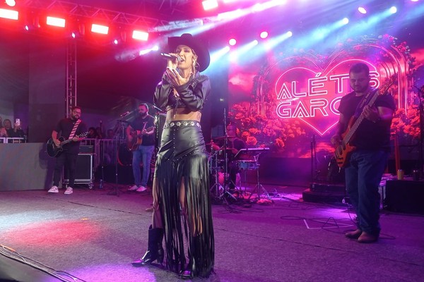 Alétis Garcia canta Banda Calypso e mostra muita energia na Fenapraça; veja ao vivo